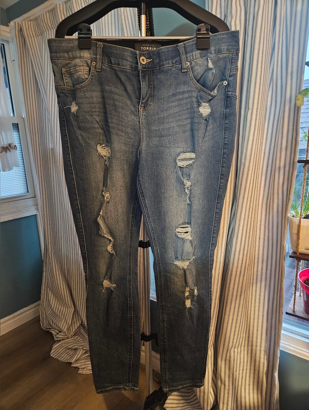 Torrid Bombshell premium Skinny - Picture 3 of 5